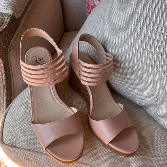 Life Stride Soft System Sandals. Worn 3 times. - Picture 5 of 8